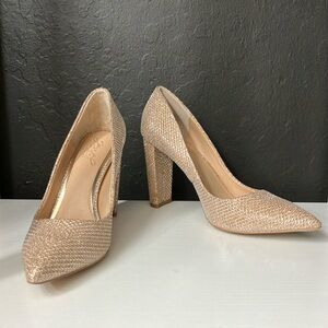 NWOT Jewel Badgley Mischka Rumor Sparkly Heels chunky pointed toe champagne